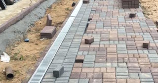 Профессиональная укладка плитки на улице в Мценске в октябре