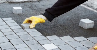 Монтаж тротуарной плитки на даче в Мценске в октябре