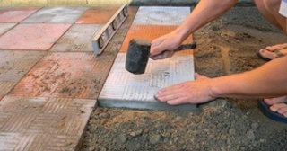 Укладка тротуарной плитки на основание в Мценске в октябре