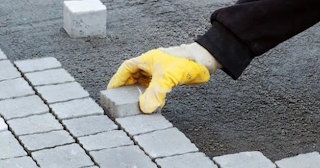 Укладка тротуарной плитки 50 на 50 в Мценске в октябре