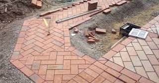 Укладка тротуарной плитки в Мценске в октябре