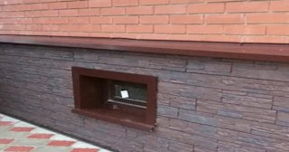 Облицовка цоколя панелями под камень в Мценске в октябре