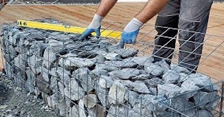 Устройство подпорной стенки из габионов в Мценске в октябре